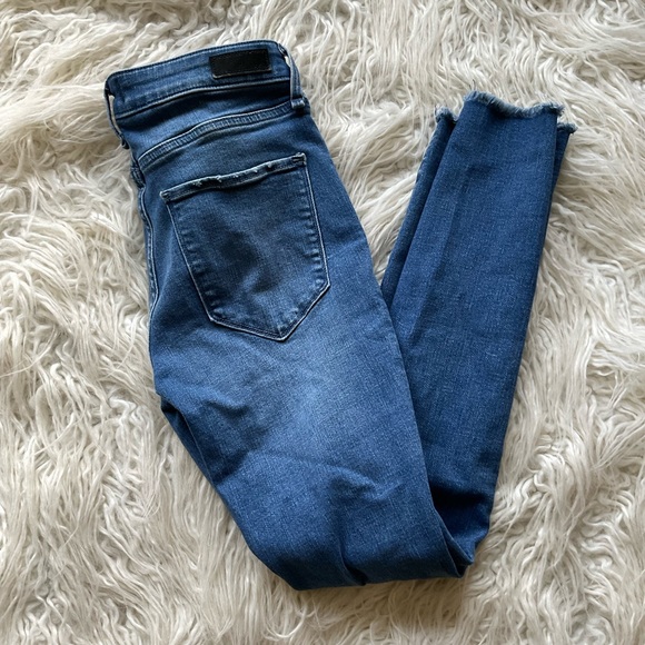 Abercrombie & Fitch Harper Low Rise Ankle Distressed Raw Hem Jeans - Picture 4 of 7